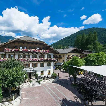 Weisses Lamm Otel 3*