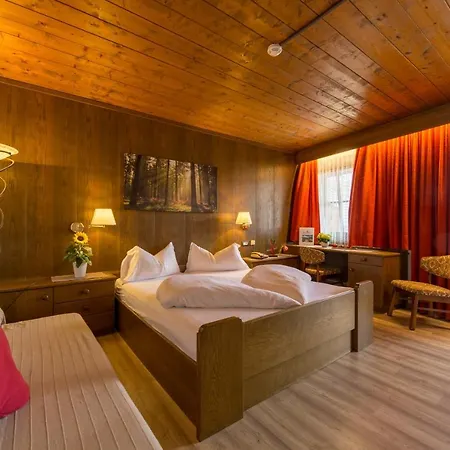 Otel Weisses Lamm Monguelfo-Tesido / Welsberg-Taisten