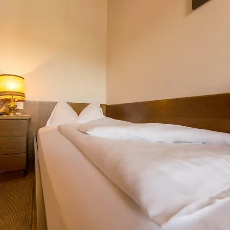 Weisses Lamm Otel 3*